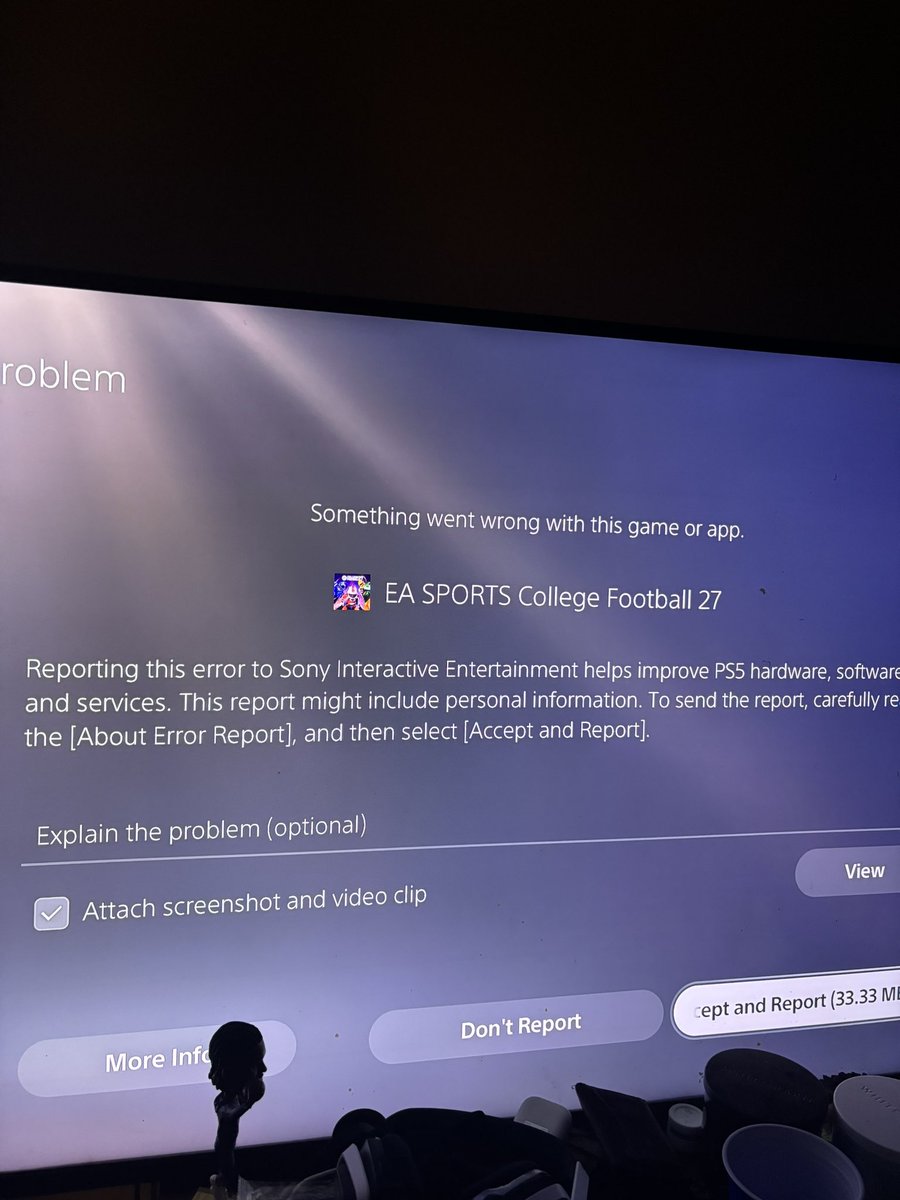 313zeke's tweet photo. My app keeps crashing @EASPORTSCollege idk what to do the first day it wasn’t doing this everytime I play online it crash https://t.co/T5dcQomov3