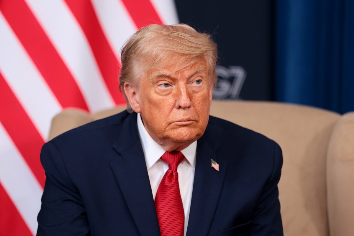 Trump_portfolio's tweet photo. This week, President Donald Trump’s Financial disclosures were published by the Office of Government Ethics.

It included over $1.9 BILLION in trading volume.

900 pages of 6,000+ stock trades.

We analyzed every single trade.

You should probably follow this page 👀 https://t.co/D8zLFpuYaf