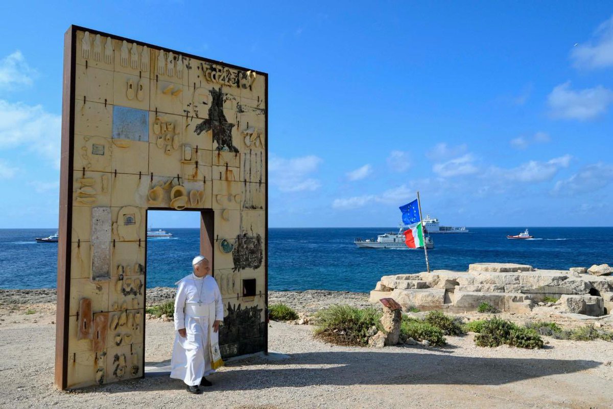 PerezSilvina's tweet photo. Ci sono immagini che non hanno bisogno di spiegazioni. Il Papa davanti alla Porta d’Europa, con il Mediterraneo alle spalle. Una fotografia che parla di vicinanza dignità e speranza. #Lampedusa #PapaLeoneXIV foto 📷@VaticanMedia https://t.co/E8Zqulkkwv