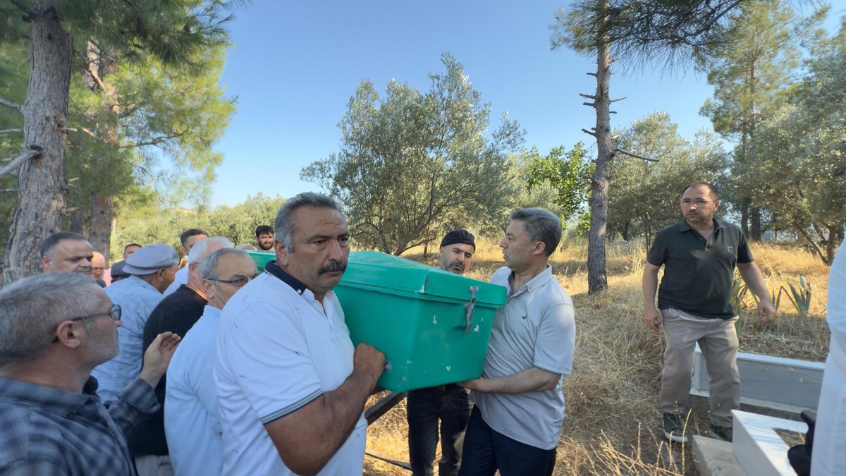 33mustafasever's tweet photo. Aziz dostlarım, kıymetli hemşehrilerim,

Değerli abim Halil Sever’in vefatı dolayısıyla bizleri yalnız bırakmayan; AK Parti Mersin İl Başkanımız Sn. Adem Aldemir, Mut Kaymakamımız Sn. Osman Çelikkol, İl Kadın Kolları Başkanımız, Teşkilatlarımızın Yönetim Kurulu Üyeleri, Mhp Mut İlçe Başkanımız Sn Mustafa Düzenli, Mut İlçe Jandarma Komutanımız Sn Üstteğmen Salih MEŞE, AK Parti ilçe başkanlarımız ve teşkilatlat mensuplarımız ve Kurum Müdürlerimiz başta olmak üzere, cenaze merasimine katılarak acımızı paylaşan, telefonla arayan, mesaj gönderen, taziyelerini ileten tüm dostlarıma, hemşehrilerime ve dava arkadaşlarıma gönülden teşekkürlerimi ve şükranlarımı sunuyorum. 

Merhum abim Halil Sever��e Allah’tan rahmet diliyor, mekânının cennet olmasını niyaz ediyorum.

"İnnâ lillâhi ve innâ ileyhi râciûn"