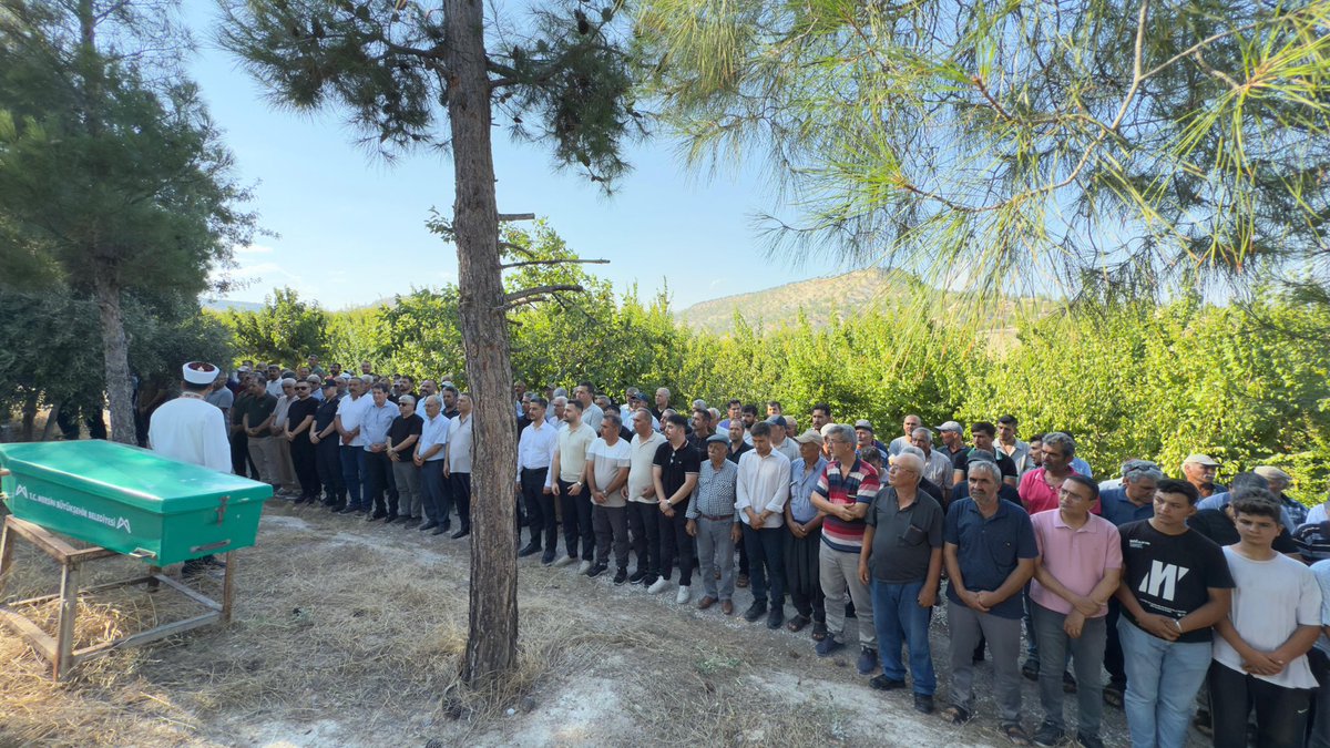 33mustafasever's tweet photo. Aziz dostlarım, kıymetli hemşehrilerim,

Değerli abim Halil Sever’in vefatı dolayısıyla bizleri yalnız bırakmayan; AK Parti Mersin İl Başkanımız Sn. Adem Aldemir, Mut Kaymakamımız Sn. Osman Çelikkol, İl Kadın Kolları Başkanımız, Teşkilatlarımızın Yönetim Kurulu Üyeleri, Mhp Mut İlçe Başkanımız Sn Mustafa Düzenli, Mut İlçe Jandarma Komutanımız Sn Üstteğmen Salih MEŞE, AK Parti ilçe başkanlarımız ve teşkilatlat mensuplarımız ve Kurum Müdürlerimiz başta olmak üzere, cenaze merasimine katılarak acımızı paylaşan, telefonla arayan, mesaj gönderen, taziyelerini ileten tüm dostlarıma, hemşehrilerime ve dava arkadaşlarıma gönülden teşekkürlerimi ve şükranlarımı sunuyorum. 

Merhum abim Halil Sever��e Allah’tan rahmet diliyor, mekânının cennet olmasını niyaz ediyorum.

"İnnâ lillâhi ve innâ ileyhi râciûn"