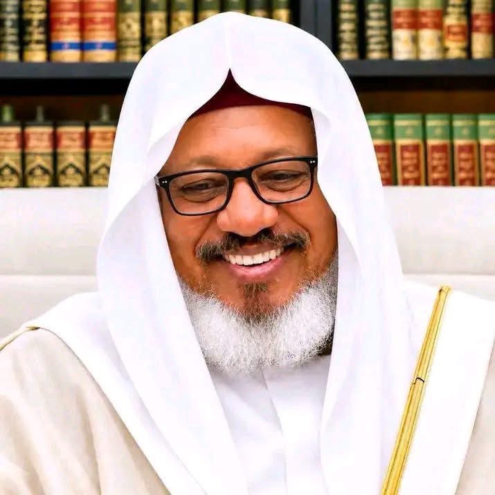 RakaFatima's tweet photo. In ban da rashin kunya ta yaran zamani masu da'awar malunta, yanzu kai ko duniya ka shigo ka ga abu da irin su Sheikh Sharif Ibrahim Sale (R) a ciki, ka tsaya tambayar hujja: ina wannan abu ya samo asali.

Sharif Sale fa, saboda girman da Allah ya yi masa a cikin wannan addini, jahilai ma ba sa iya magana a kansa. Shi, idan ka ji mutum yana magana a kansa, to mai maganar ba wawaya ba ne; domin jahili ba ya bayyana malami. Sharif, daga ƙasashen da ake ɗaukar nauyin Wahabiyawa ake zuwa wajensa ɗaukar karatu. Shi, ilimin da Allah ya ba shi ya fi ƙarfin iya mutanen Najeriya su kwashe shi; duniya ce gaba ɗaya za take zuwa ɗaukar iliminsa.

Amma duk da haka, shi muridin muridin muridin Shehu Tijjani ne (R). Shi ya sa idan na ɗaga kaina na kalli Sharif, sai na yi wa Allah godiya, kasancewar ni da shi mun yi tarayya a da'ira ɗaya ta ɗarika.