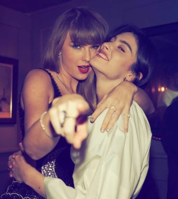 TSwiftUpdatesIT's tweet photo. Gracie Abrams lasciando il matrimonio di Taylor Swift ieri sera. https://t.co/lRaP5zJYgv