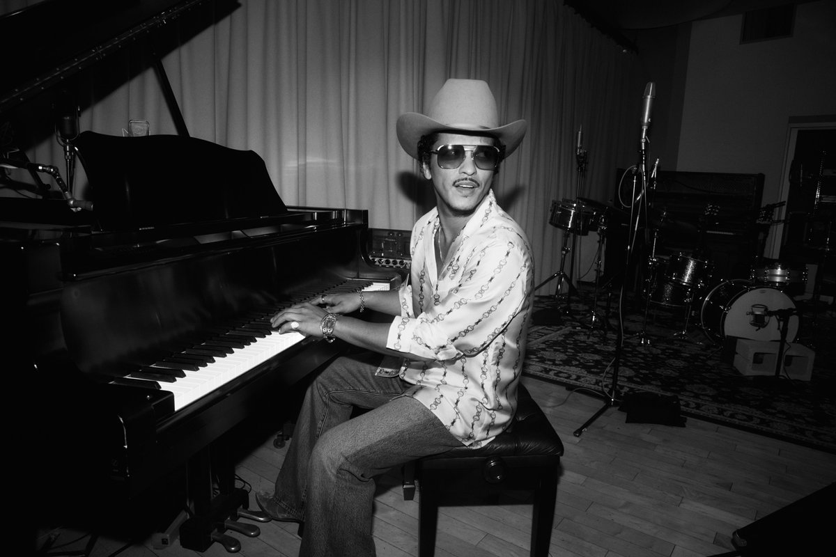 BrunoMars_Japan's tweet photo. 【Bruno Mars】
＜必見！＞
いよいよ今晩 #ブルーノ・マーズ の
『THE MUSIC DAY』初パフォーマンスが放送✨
ブルーノの出演は20時台！
お見逃しなく！👀

NTV系『THE MUSIC DAY』
7月4日(土) 13:30～22:54
↓詳しくはコチラ↓
📺https://t.co/hXdbqNXs7G https://t.co/PEJKPfrWPC