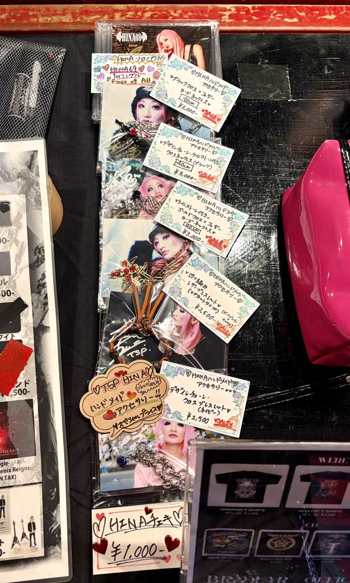 hina_drums's tweet photo. 本日、新宿アンチノックにて、BRIDEAR物販横に【HINA個人物販】も置かせていただきます🙇‍♀️🙏✨

当日HINAチェキは終演後までに撮れたら出します！！

物販には終演後に立ちますので、本日も、是非物販にもお立ち寄り下さい🙂🙏‼️

（BRIDEAR物販とHINA物販はお会計別になります🙇‍♀️よろしくお願い致します🙇‍♀️）