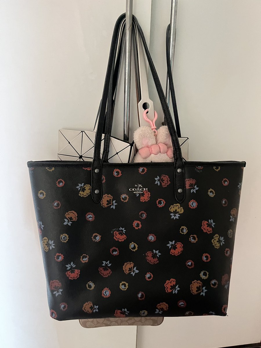 ngaaiba's tweet photo. ส่งต่อ Coach Floral Black Tote Bag 18นิ้ว
จุของได้เยอะมากค่า สามารถใช้ได้2ด้าน 
900รวมส่งค่า พร้อมโอนต่อรองได้♥️🪽

#ส่งต่อcoach #coachthailand #กระเป๋าCoach #longchampthailand #ส่งต่อlongchamp #ส่งต่อเสื้อผ้า #โล๊ะตู้เสื้อผ้า #ส่งต่อคสอมือ2 #ส่งต่อกระเป๋า #กระเป๋าแบรนด์เนม https://t.co/weBsCWeJD0