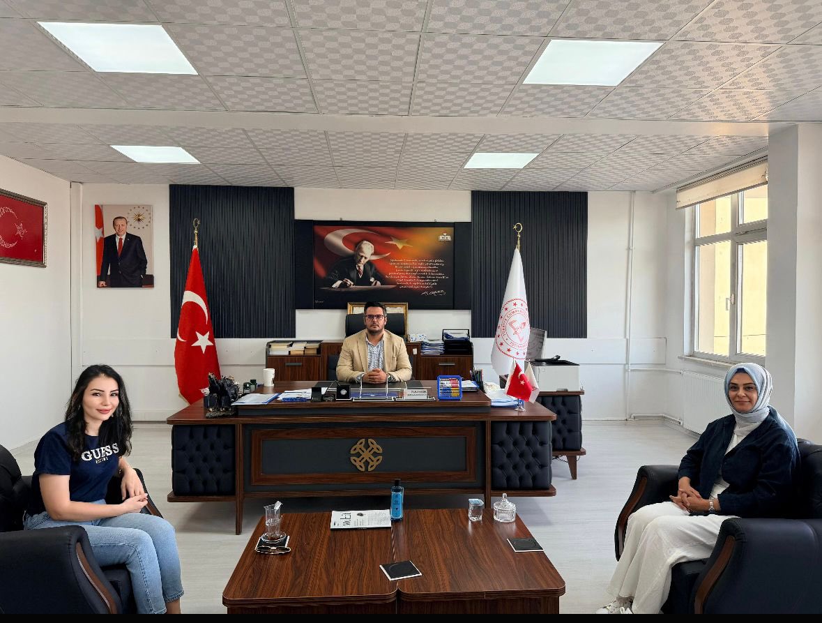 ysfgzl021's tweet photo. AK Parti önceki dönem Kadın Kolları Başkanı kıymetli ablam Güzel Kızoğlu’na ve önceki dönem  Gençlik Kolları İl Sekreteri kıymetli kardeşim Büşra Azboy’a eğitime olan desteklerinden dolayı teşekkür ederim. @Guzel_KIZOGLU @buss_ra21 https://t.co/yuFvqV3fqw