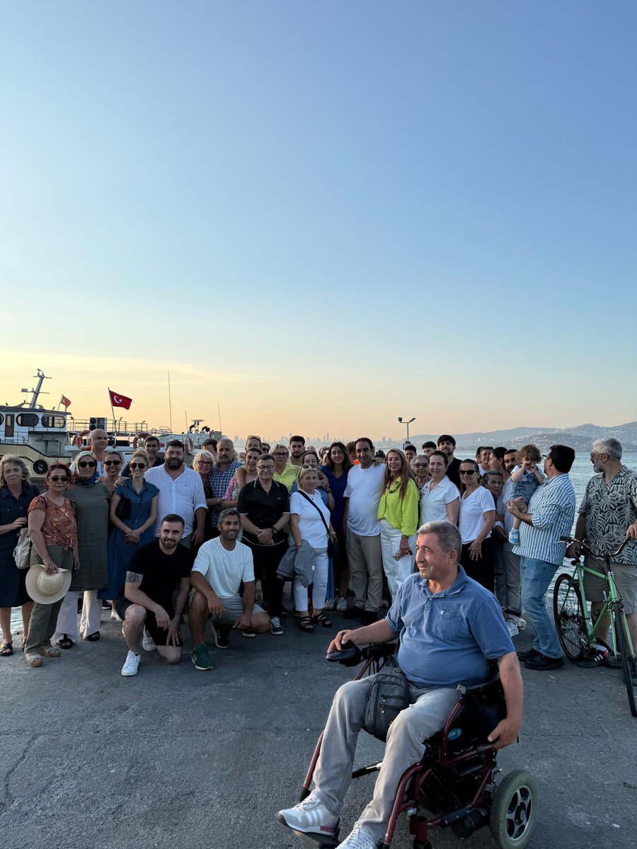 adalarkadinorg's tweet photo. Haksız biçimde tutuklu yargılanan Belediye Meclis Üyelerimizden Yavuz Çiftçioğlu özgürlüğüne kavuşarak ilçemize ve aramıza geri döndü. Kendisine hoşgeldin diyor, ailesine ve tüm sevenlerine gözaydınlığı dileklerimizi iletiyoruz ☺️ https://t.co/D6xGGSlQPz