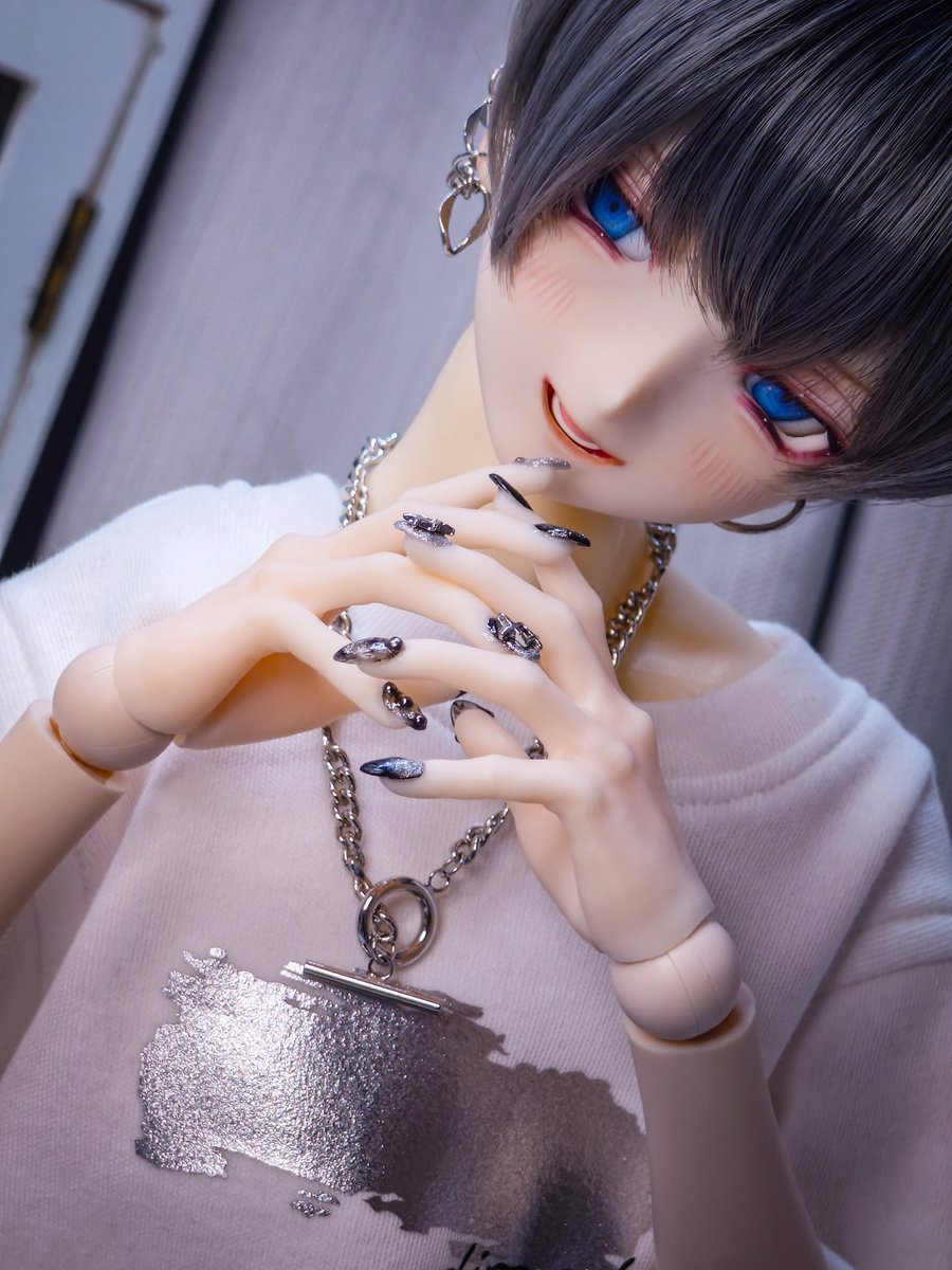 Narusedakemite's tweet photo. ネイルしてもらった。
デザインめちゃくちゃかっこいい！
ちぇるちる(@Chelchill_)様ありがとうございました！

7月の東京アイドールでモデルするからその時ネイルもぜひ見てほしい。

#ちぇるねいる https://t.co/DeMcAvWWUq
