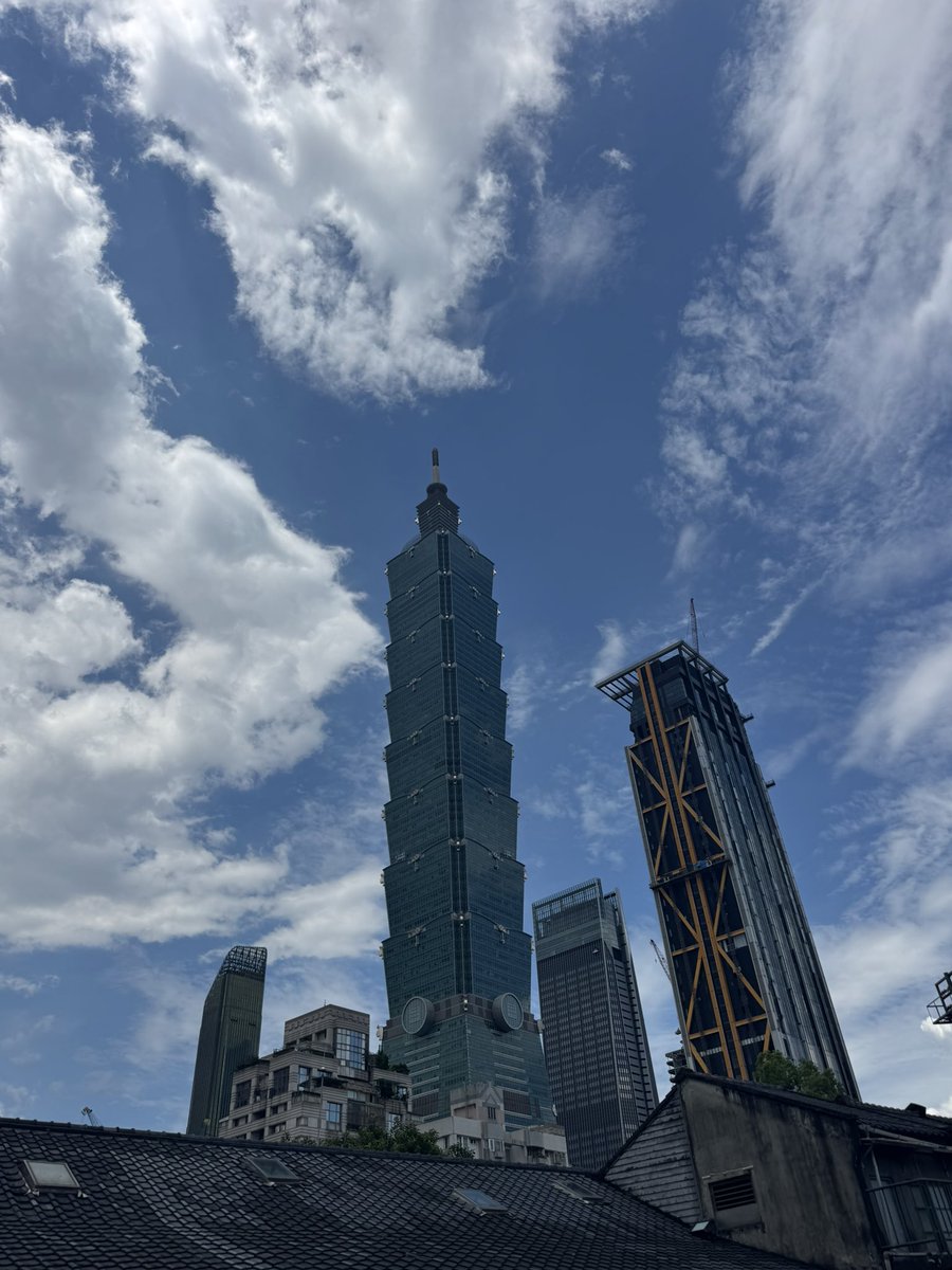 pinehill325's tweet photo. 🇹🇼台湾で学んだこと😂

🚗 ポルシェは普通に走ってる。
🏢 台北の一等地マンションは3億円超え💸
💴 円安の破壊力を肌で感じる…😇
💄 シャネルの口紅は日本の方が安いという衝撃🤣
🥃 白州11,000円＋20%OFFを見送ったことだけが心残り😭

旅行って景色より「価格差」が一番記憶に残る説🤔笑

#台湾 #台湾旅行 #円安 #海外あるある #ポルシェ #白州 #旅行記