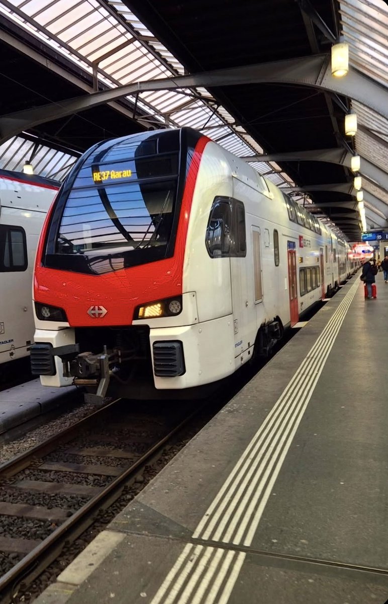 astrojoelvega's tweet photo. Hoy hemos llegado temprano a la estación para empezar nuestro viaje hacia Evolène.
Primero hemos cogido un tren hasta Sion, un trayecto que dura unas tres horas con un transbordo. Desde allí, hasta Evolène es un recorrido es de un poco más de media hora en coche. https://t.co/h7yy10EzCq