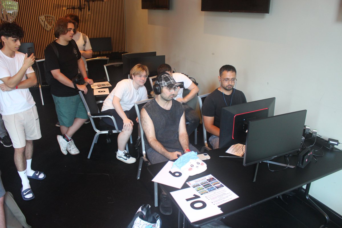 Knieig's tweet photo. Der Paparazzi hat wieder ein paar Topspieler gecatcht:XD @TarikDee und  @PacSlashSSBU (die Kontrahenten kannte ich leider beim Namen nicht)^^ at Elevate https://t.co/cjUvF7rDhU