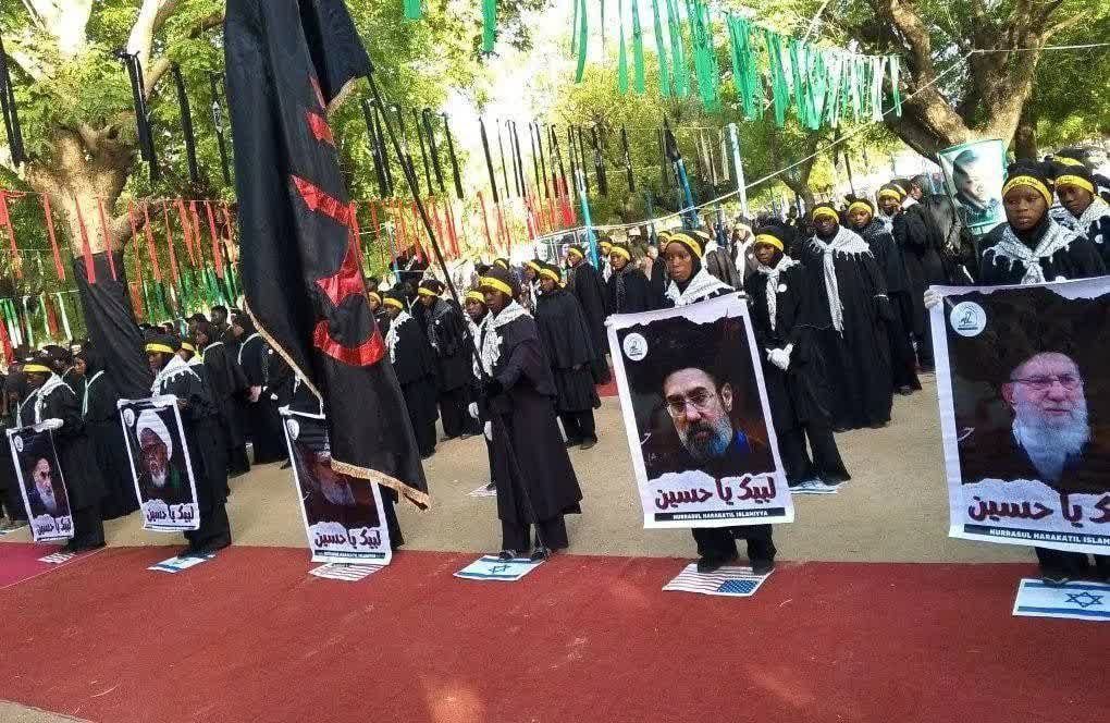 Ferghe_ir's tweet photo. ⭕️ تشییع نمادین پیکر امام شهید آیت‌الله سید علی خامنه‌ای در نیجریه برگزار شد.

#رهبر_شهید https://t.co/4qtt2yajq0