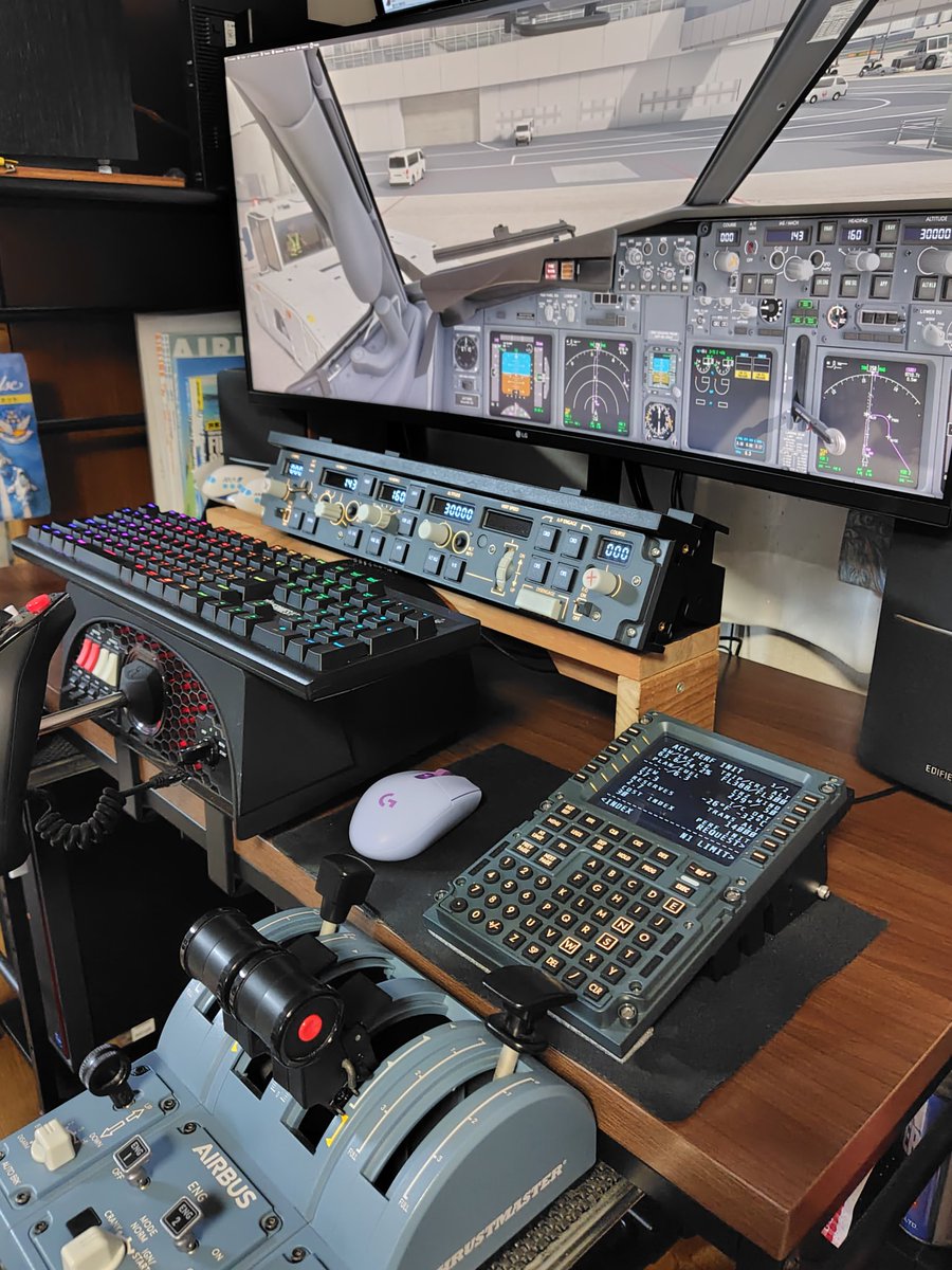 tamayan39's tweet photo. サマーセールしてたので、
ついポチってしまいました👆️😆
もはや作業机としての機能は皆無😅💦早速使ってみたけど実際に触れるってやっぱりリアルで良いですね😆✨
#WINCTRL　#MSFS https://t.co/1EReJ7GDog