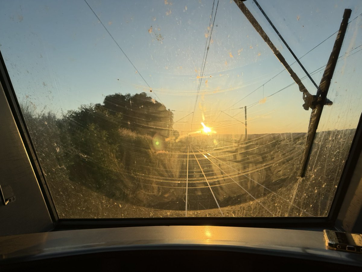 121deretard's tweet photo. Résumé de ma matinée 😎☀️�� #TGVM #SNCF
Maintenant direction le week-end et reprise mercredi après-midi ! 👋🏻😁
#HexaFret #RailLogisticsEurope https://t.co/3eqZOdxX9Y