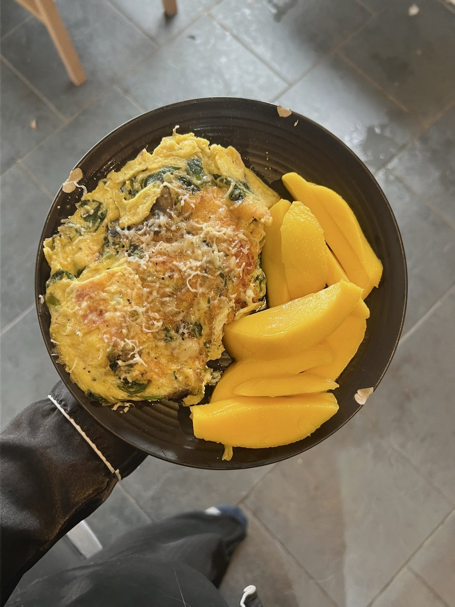Roseatzforever's tweet photo. spinach, mushroom, ham omelette with mangooooo 🥭 https://t.co/ht4bKIQYne