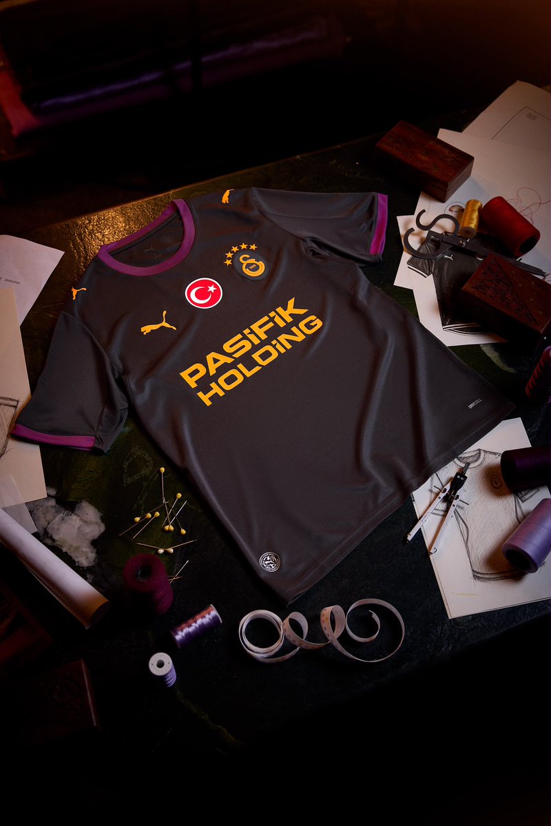 GSStore's tweet photo. #BirlikteYazılanTarih 💛❤️ Karşınızda, 2026/2027 Galatasaray iç saha, deplasman ve alternatif formaları.

📲 https://t.co/tb5BAGHiz5 https://t.co/rT8PMPoxzF