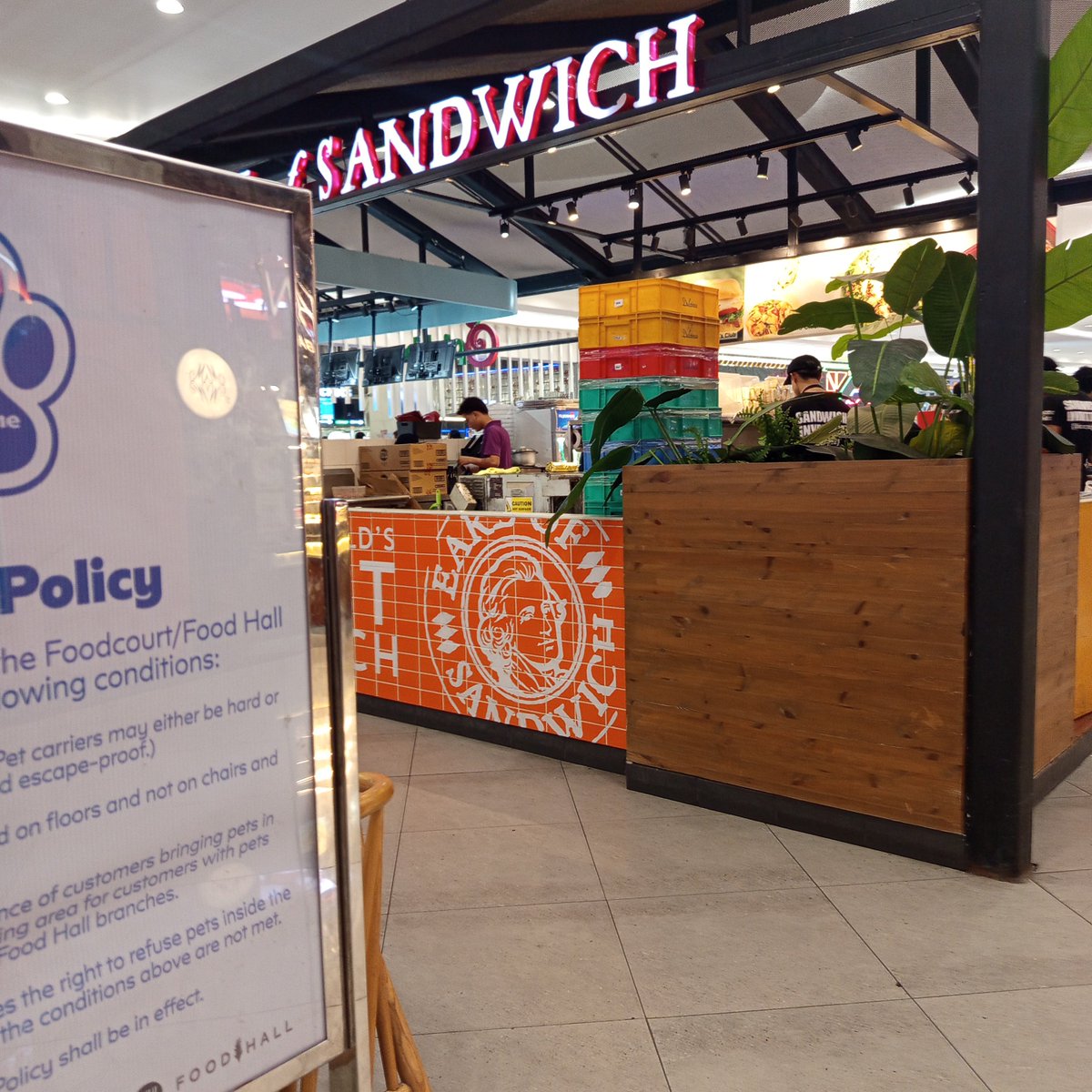xiumee's tweet photo. Here po sa may food hall,may mga extra freebies pa po dito....lapit lang po nakatayo lang po ako katabi nung signages... https://t.co/GXtpBV5xIP