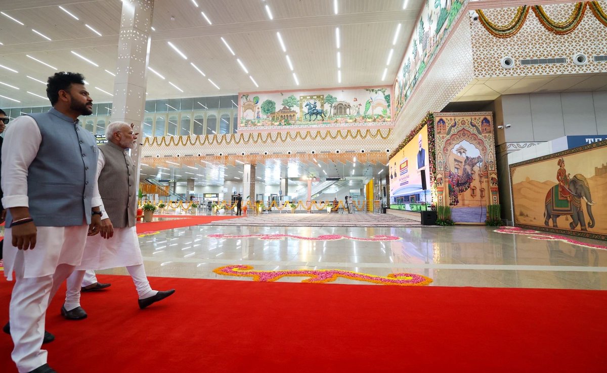 purneshmodi's tweet photo. प्रधानमंत्री श्री @narendramodi ने आज राजस��थान के जोधपुर एयरपोर्ट के नए टर्मिनल भवन का उद्घाटन किया।

यात्रियों को बेहतर सुविधाएं देने के साथ-साथ, इससे पूरे राजस्थान में पर्यटन, व्यापार और आर्थिक अवसरों को भी बढ़ावा मिलेगा।

अगली पीढ़ी के इंफ्रास्ट्रक्चर और देश के हर हिस्से को जोड़ने के मोदी सरकार के संकल्प की बदौलत भारत का एविएशन सेक्टर लगातार नई ऊंचाइयां छू रहा है।

#PMModi4ViksitRajasthan