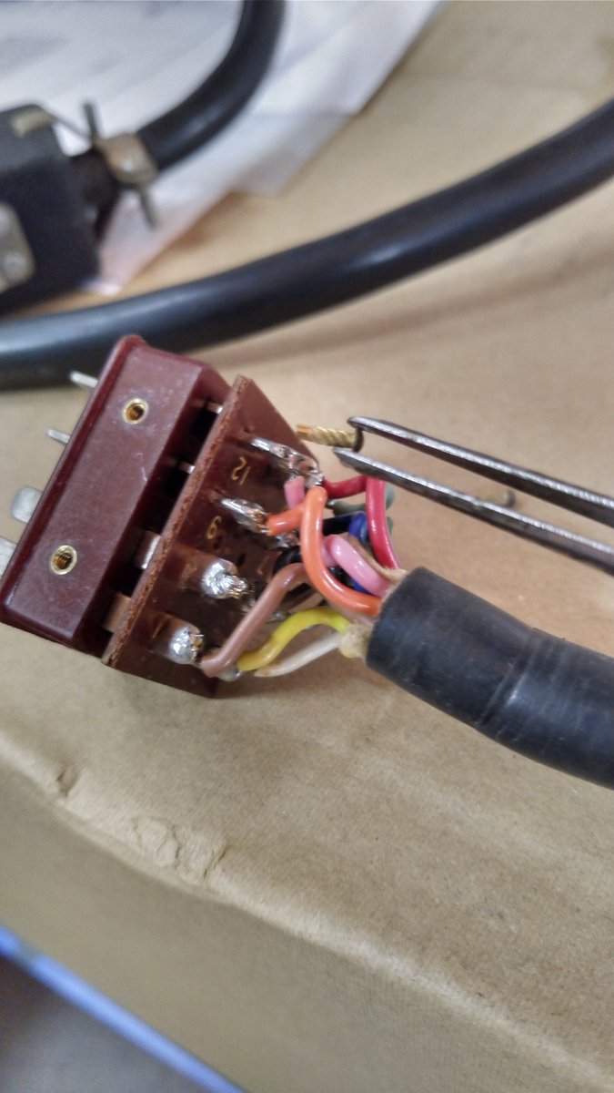 Ji2Mwh's tweet photo. #TS510 や #TS511 に使われる電源ケーブルのコネクタを振るとカチャカチャと音が、、外してみるとプラスチック部分とベーク板部分を繋げる真鍮のピンが2つとも外れていました! ここには最大DC900V近くかかっているのでユーザーの方は要点検かもです 当局はボンドでくっつけておきました https://t.co/RUtUWgS9Jo