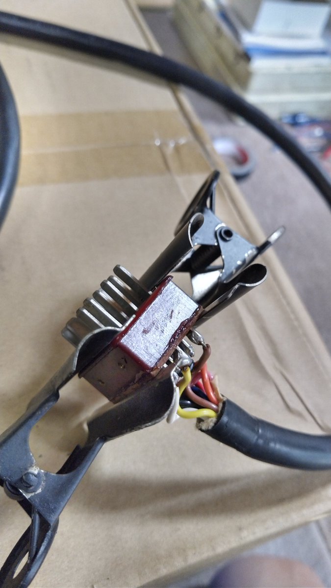 Ji2Mwh's tweet photo. #TS510 や #TS511 に使われる電源ケーブルのコネクタを振るとカチャカチャと音が、、外してみるとプラスチック部分とベーク板部分を繋げる真鍮のピンが2つとも外れていました! ここには最大DC900V近くかかっているのでユーザーの方は要点検かもです 当局はボンドでくっつけておきました https://t.co/RUtUWgS9Jo