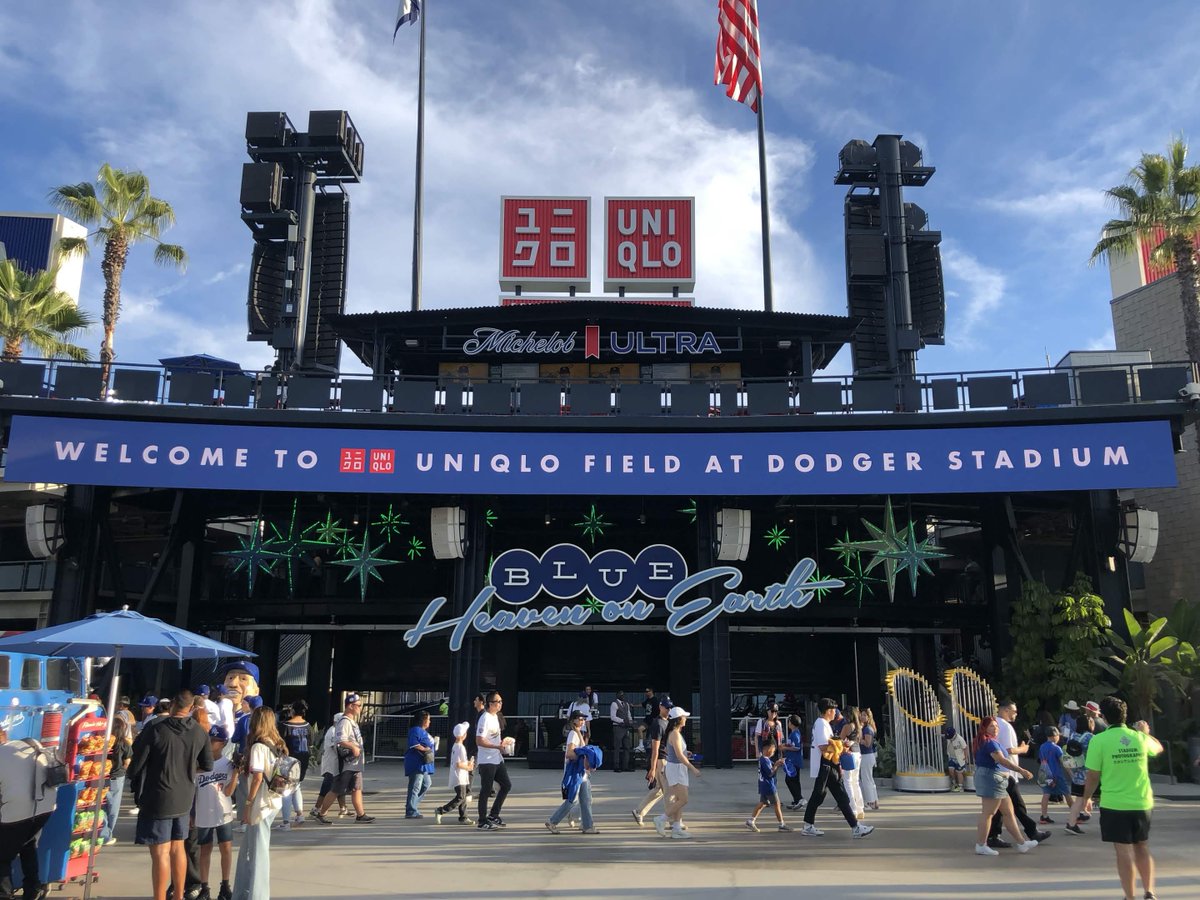 disorder_unit's tweet photo. went to a Dodgers game today (last time i went was 2006)

was a lot of fun 😄 and the sunset was exceptional. it just kept getting more and more beautiful ❤️ https://t.co/jHejFy1SAb