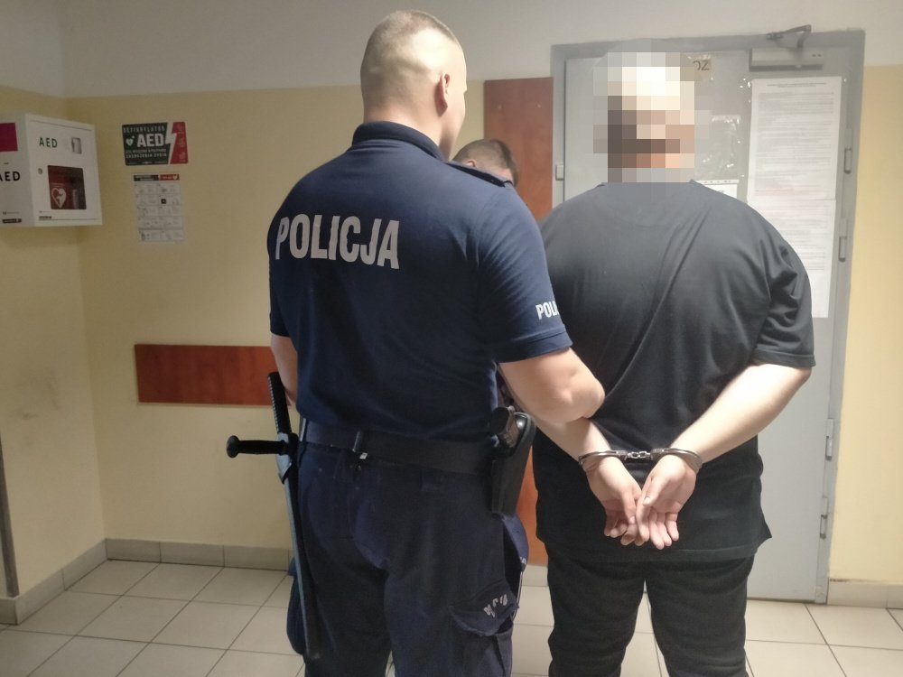 praga_po's tweet photo. Chcieli wylegitymować koczujące w okolicy mostu osoby. Mieli repliki broni, gaz, a w samochodzie niebieską lampę błyskową 🚨
Więcej ⬇️
https://t.co/80bAtskUH8 https://t.co/rfRz4c8347