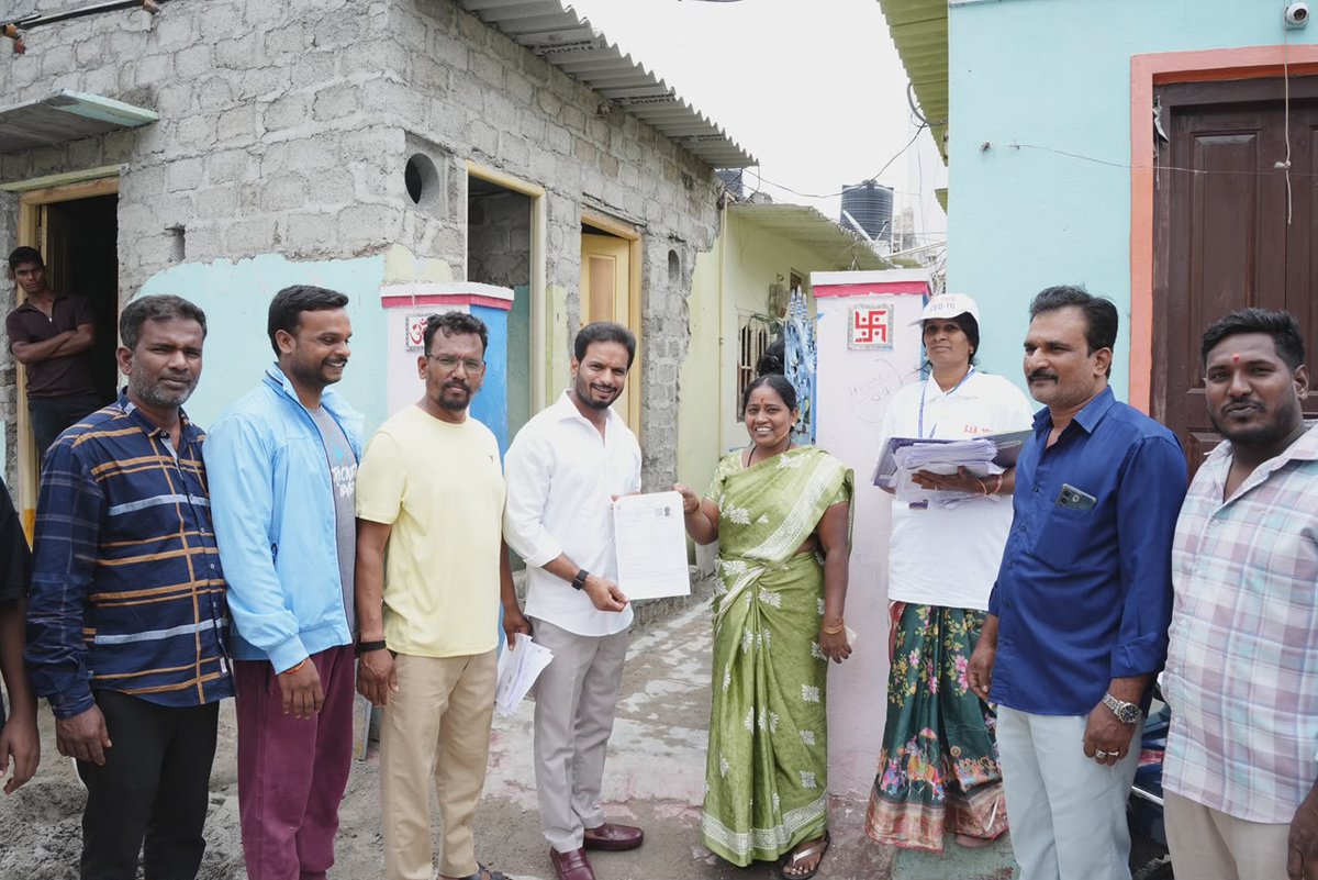 Raviyadav_bjp's tweet photo. ఓటరు జాబితా ప్రత్యేక సమగ్ర సవరణ (SIR) ప్రక్రియలో భాగంగా ప్రేమ్ నగర్ ఏ బ్లాక్ లో సంబంధిత BLO మరియు బిజెపి BLAలతో కలిసి ఓటర్లకు ఎన్యూమరేషన్ ఫారంలు అందచేసి SIR ప్రక్రియపై అవగాహన కల్పించడం జరిగింది.
#SIR2026 #VoterListRevision #VoterAwareness #PremNagar #BJPTelangana #ravikumaryadav https://t.co/5S5SS9Q20Z