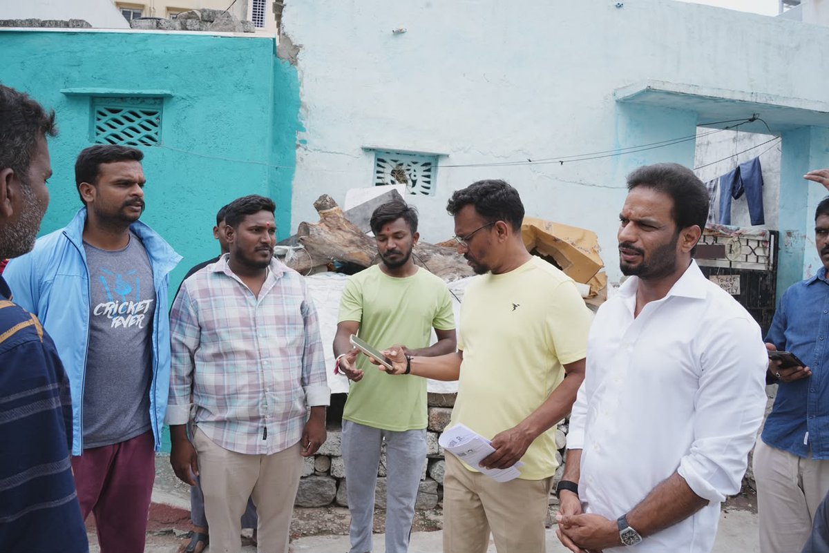 Raviyadav_bjp's tweet photo. ఓటరు జాబితా ప్రత్యేక సమగ్ర సవరణ (SIR) ప్రక్రియలో భాగంగా ప్రేమ్ నగర్ ఏ బ్లాక్ లో సంబంధిత BLO మరియు బిజెపి BLAలతో కలిసి ఓటర్లకు ఎన్యూమరేషన్ ఫారంలు అందచేసి SIR ప్రక్రియపై అవగాహన కల్పించడం జరిగింది.
#SIR2026 #VoterListRevision #VoterAwareness #PremNagar #BJPTelangana #ravikumaryadav https://t.co/5S5SS9Q20Z