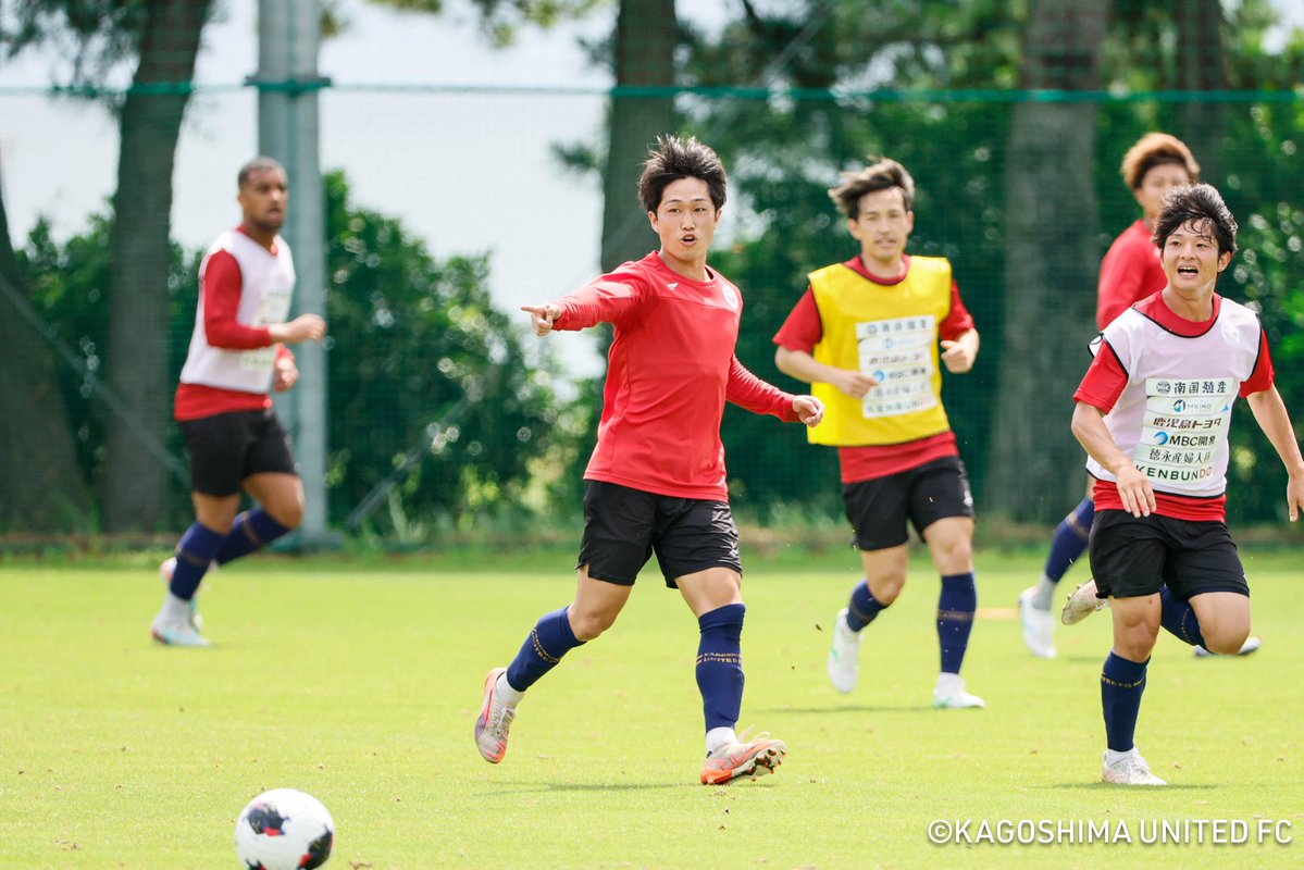 kagoshimaufc's tweet photo. ／
#今日のユニータ 🌧️🌤️⚽️
＼

本日は公開トレーニング＆ファンサービス対応日でした。
曇り時々雨、すこし晴れ間ものぞく変わりやすいお天気でしたが、約120名のサポーターの皆様にユニータへ足を運んでいただきました。
選手スタッフは声を掛け合いながら集中してトレーニングに取り組みました！
8/8の開幕戦に向けて、すべては勝利のために。
一日一日を大切に積み上げていきます！🌋

#鹿児島ユナイテッドFC
#坂田大樹 ＃嵯峨理久 #圓道将良 ＃薩川淳貴 #青木義孝 #髙橋旺良 #キムムンヒョン