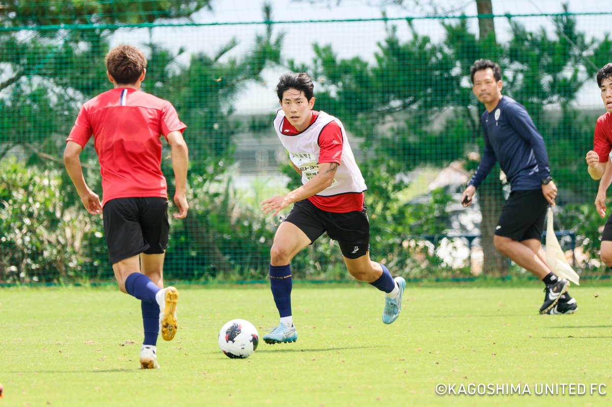kagoshimaufc's tweet photo. ／
#今日のユニータ 🌧️🌤️⚽️
＼

本日は公開トレーニング＆ファンサービス対応日でした。
曇り時々雨、すこし晴れ間ものぞく変わりやすいお天気でしたが、約120名のサポーターの皆様にユニータへ足を運んでいただきました。
選手スタッフは声を掛け合いながら集中してトレーニングに取り組みました！
8/8の開幕戦に向けて、すべては勝利のために。
一日一日を大切に積み上げていきます！🌋

#鹿児島ユナイテッドFC
#坂田大樹 ＃嵯峨理久 #圓道将良 ＃薩川淳貴 #青木義孝 #髙橋旺良 #キムムンヒョン