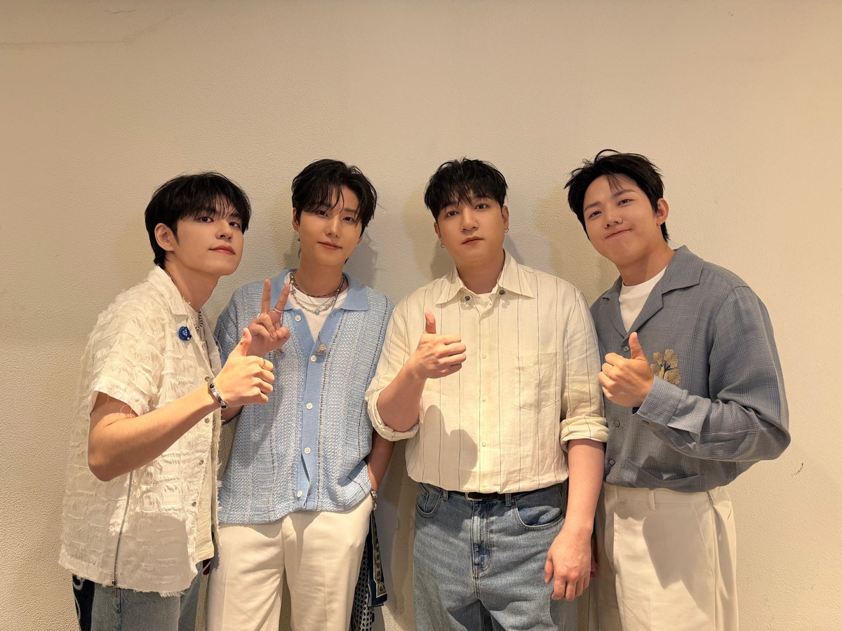 njuseyoo's tweet photo. Konser BF                                    Festivalan GF https://t.co/JFdzFU9Xka