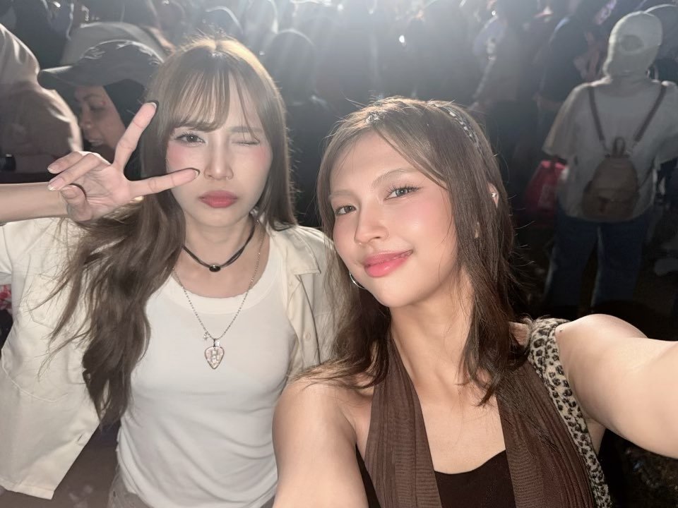 njuseyoo's tweet photo. Konser BF                                    Festivalan GF https://t.co/JFdzFU9Xka