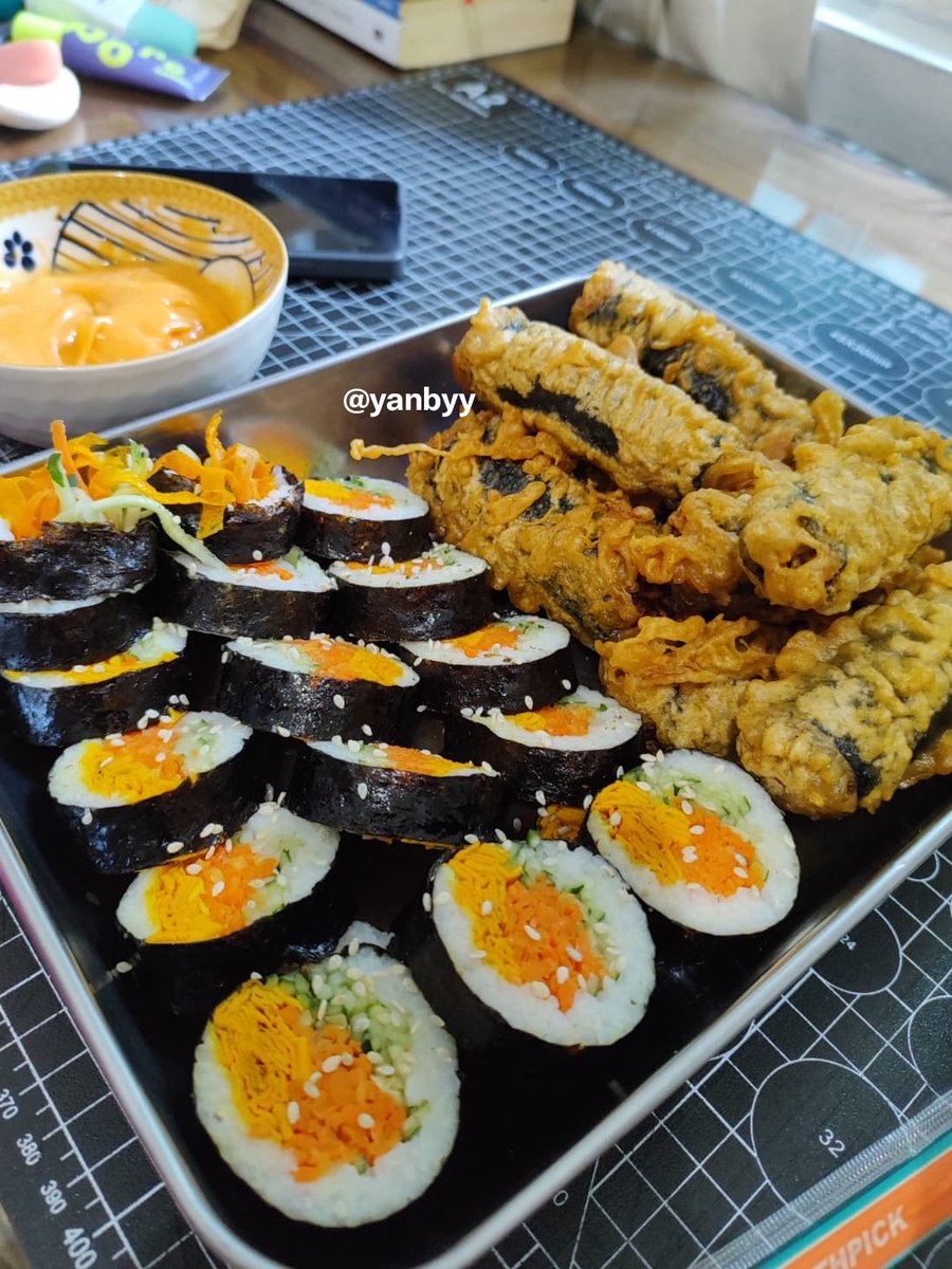 yanbyyk's tweet photo. Kakak-kakak kalo yang belum tahu, ini namanya gimbab dan gimmari. 

Ini buatan pacar aku. Enak banget tau masakannya.

Ku habisin ya, kalian kayaknya nggak mau minta. 😆😋 https://t.co/FHKHU3LieF