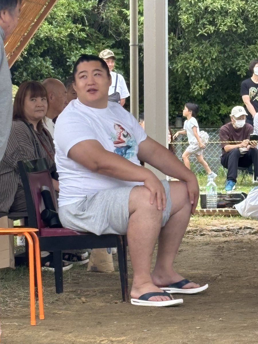 yakotoro's tweet photo. 今日はTシャツ姿のみかと思っておりましたところ、徐に体を動かし始め、しまいにはマワシ姿となる北陣親方（元遠藤）。ぎゃー
#追手風部屋
#遠藤 https://t.co/ZfcBHjuqhw