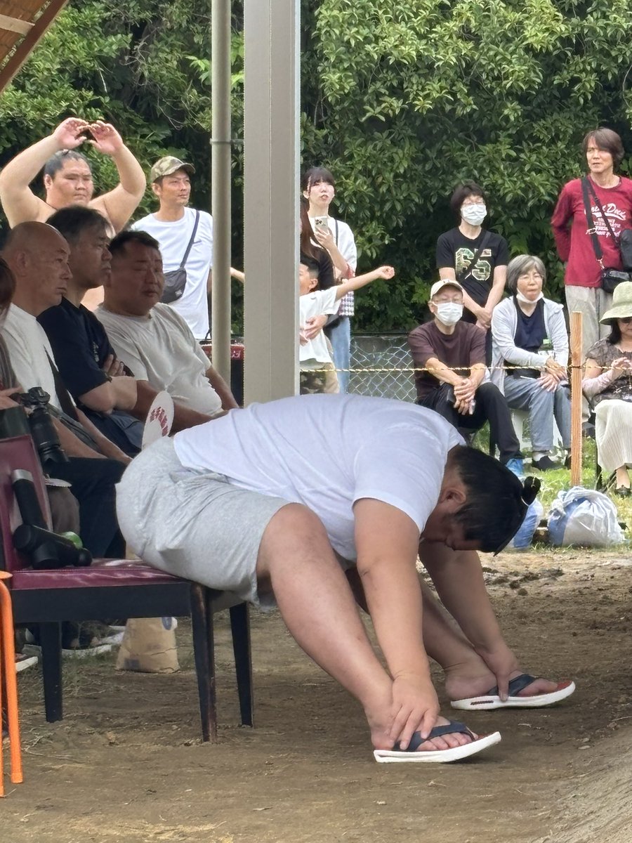 yakotoro's tweet photo. 今日はTシャツ姿のみかと思っておりましたところ、徐に体を動かし始め、しまいにはマワシ姿となる北陣親方（元遠藤）。ぎゃー
#追手風部屋
#遠藤 https://t.co/ZfcBHjuqhw