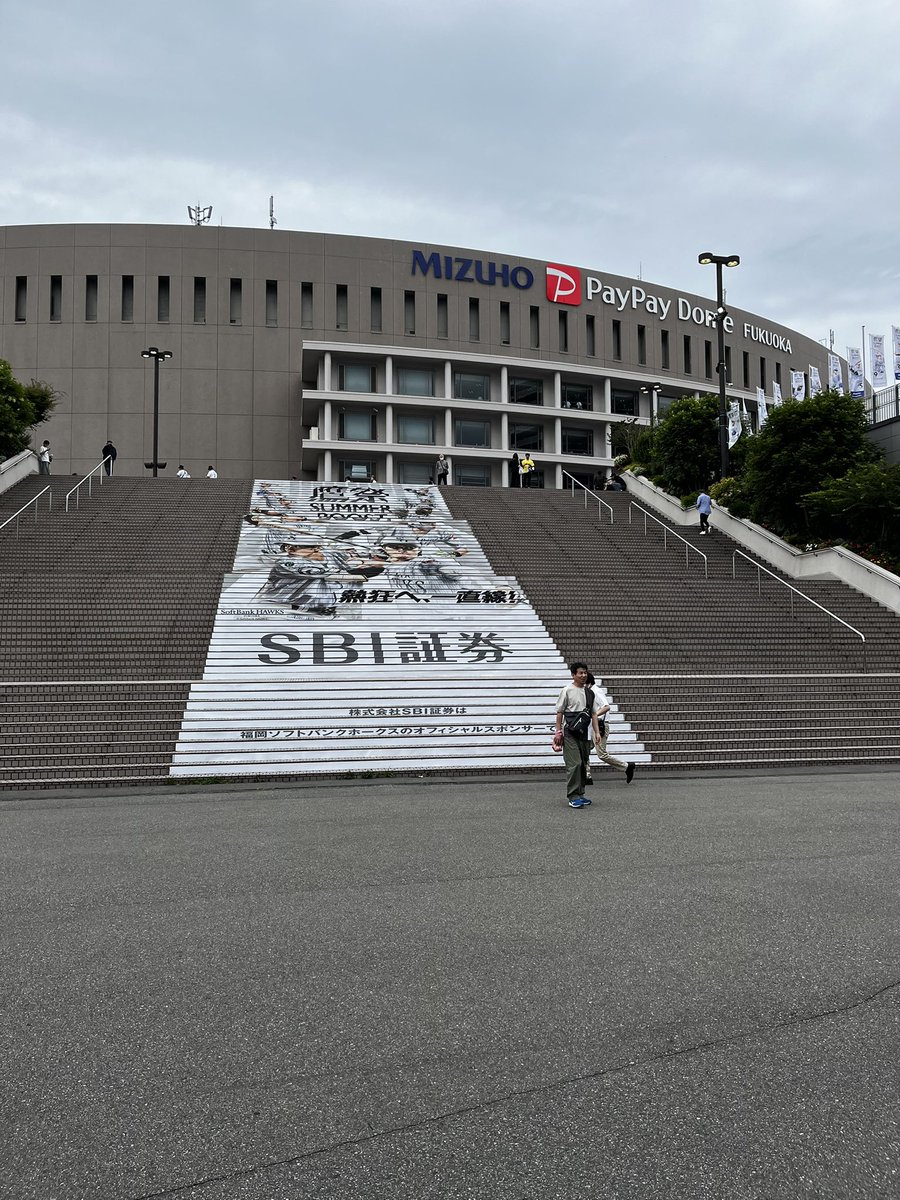 YN_mt07's tweet photo. 8年ぶりぐらいで、PayPayドーム行ってきた。
しかも、最前列で、、、
残念ながら、ボロ負けだったけど。
現場で見るのは、新鮮でいいね。
プロの洗礼を受けることになった北斗投手には次に期待。 https://t.co/mIVI0verfj