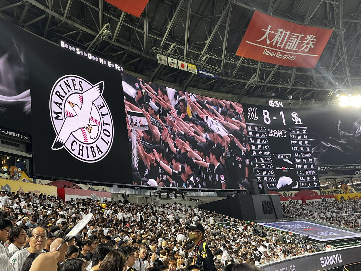 YN_mt07's tweet photo. 8年ぶりぐらいで、PayPayドーム行ってきた。
しかも、最前列で、、、
残念ながら、ボロ負けだったけど。
現場で見るのは、新鮮でいいね。
プロの洗礼を受けることになった北斗投手には次に期待。 https://t.co/mIVI0verfj