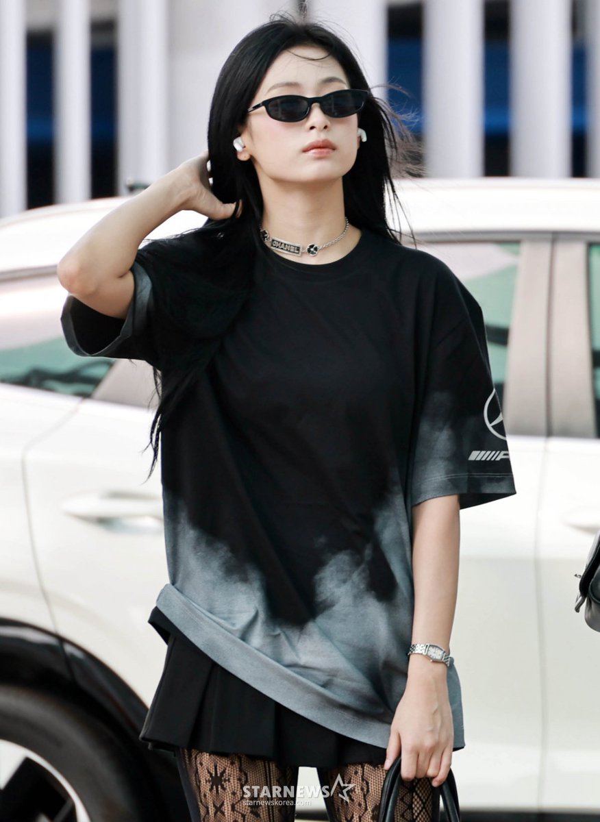 ahyeonpicture's tweet photo. with glasses                       without glasses https://t.co/hgqiTgIsYb