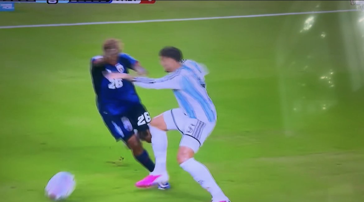 ESnomanu's tweet photo. Solamente en el partido contra Cabo Verde, Argentina ha tenido: 

- Messi pegando una falta cuando Vozinha estaba colocando la barrera 

- falta de Tagliafico no pitada en el segundo gol de Argentina 

- pistón clarísimo no pitad en el minuto 97 con el árbitro a dos metros de la jugada 

- Tagliafico recibe asistencia por estar sangrando la nariz, pero no necesita esperar 1 minuto para volver a entrar

Si Argentina compitiese con las mismas reglas que los demás, estaría ya eliminada.