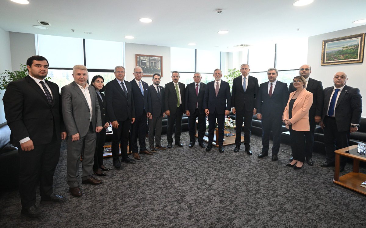 ibrahim_Burkay's tweet photo. Gürcistan Acara Özerk Cumhuriyeti Hükümet Başkanı Sayın Zurab Pataradze, Gürcistan Ankara Büyükelçisi Sayın Archil Kalandia ve beraberindeki heyeti Bursa Ticaret ve Sanayi Odamızda ağırladık.

Türkiye-Gürcistan Parlamentolar Arası Dostluk Grubu Başkanı, Sayın Bakanımız Faruk Çelik’in de katılımıyla gerçekleştirdiğimiz görüşmede, komşu iki ülke arasındaki ticaretin geliştirilmesi, özellikle hizmet, lojistik ve ticaret alanlarındaki iş birliği fırsatlarını değerlendirdik.

Referans fiyat uygulamasının yeniden gözden geçirilmesi ve standartların korunmasına yönelik ortak çalışmaların, ülkelerimiz arasındaki ticaretin daha da gelişmesine önemli katkılar sağlayacağını ifade ettik.

Bu anlamlı buluşmanın Bursa iş dünyamız ile Gürcistan arasındaki ekonomik ve ticari iş birliklerinin güçlenmesine vesile olmasını temenni ediyor; nazik ziyaretleri dolayısıyla kendilerine teşekkür ediyorum.