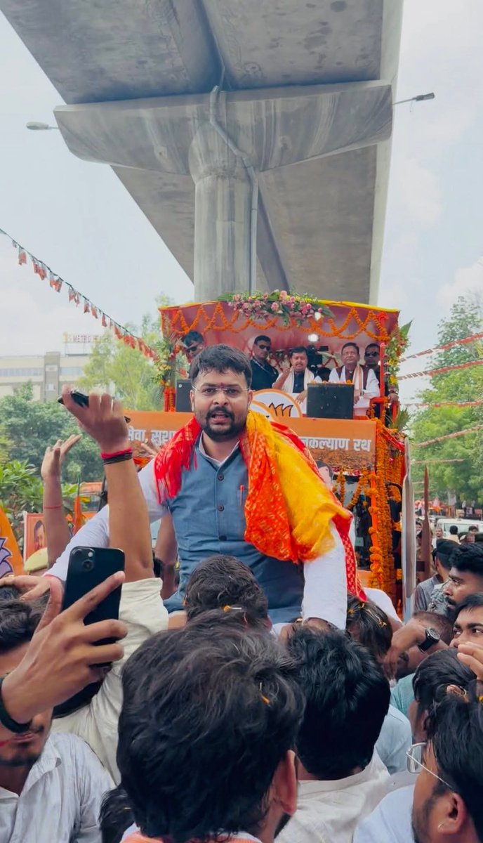 irohitmishrabjp's tweet photo. युवा जोश, अटूट उत्साह और संगठन के प्रति संपूर्ण समर्पण के साथ भारतीय जनता पार्टी के माननीय राष्ट्रीय अध्यक्ष आदरणीय श्री @NitinNabin जी का भारतीय जनता युवा मोर्चा के साथियों संग भव्य स्वागत एवं आत्मीय अभिनंदन करने का परम सौभाग्य प्राप्त हुआ।

भारत माता की जय! 🚩

#NitinNabinInUP https://t.co/n3PaN3FmCe