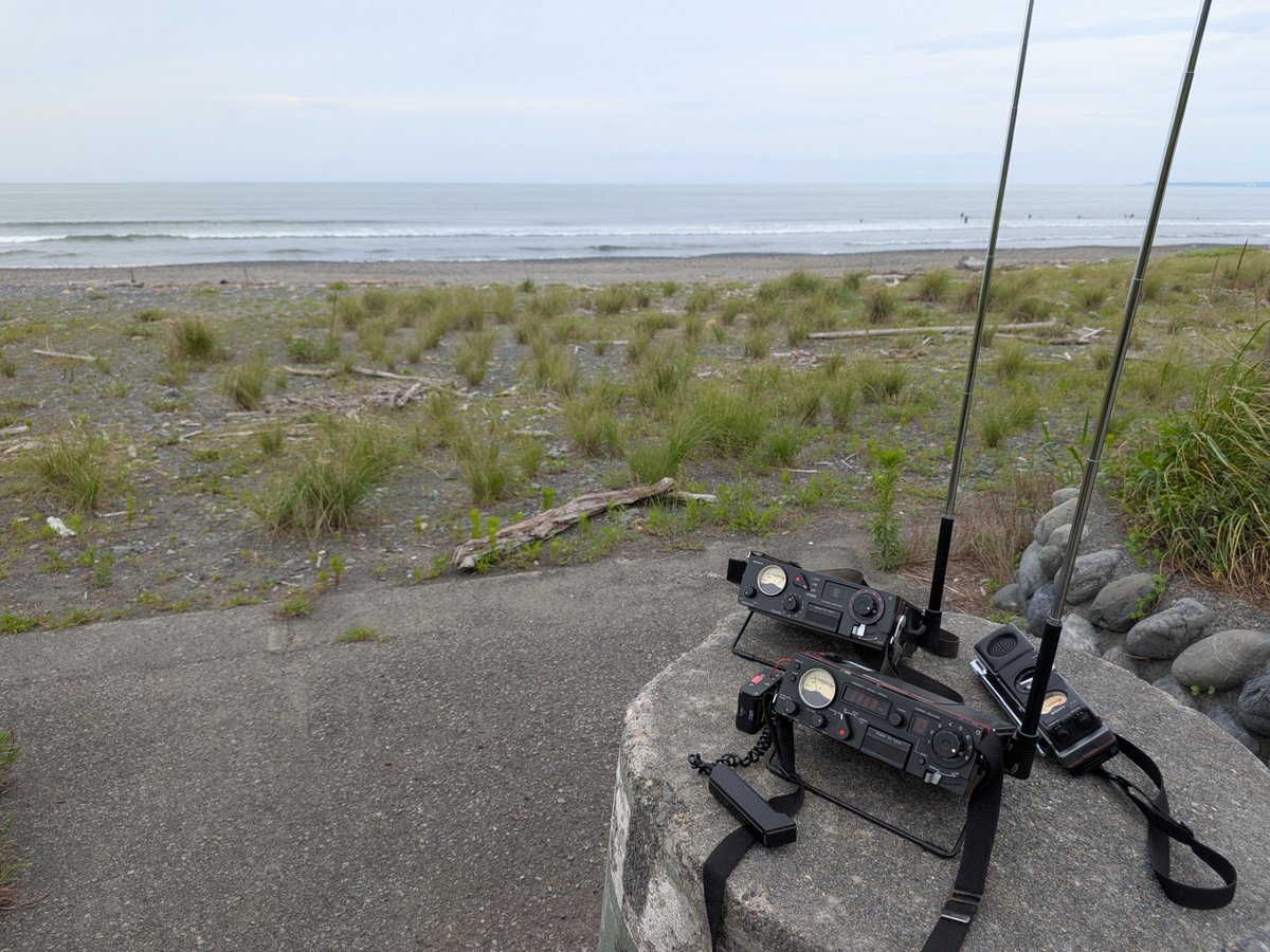kuboshi's tweet photo. 静波海岸でCB運用。
どのCHもとても静かでダメ元でCQ出したらしずおかTR559局に拾っていただきました🙇
手持ちの無線機の受信比較もしていただき大感謝です！優勝はR5でした🎊
SONY機は受信時の針の動きがどれも重めです。
SR-01みたいに元気よく動いてくれればいいのに。。 https://t.co/inAe9lkFS0