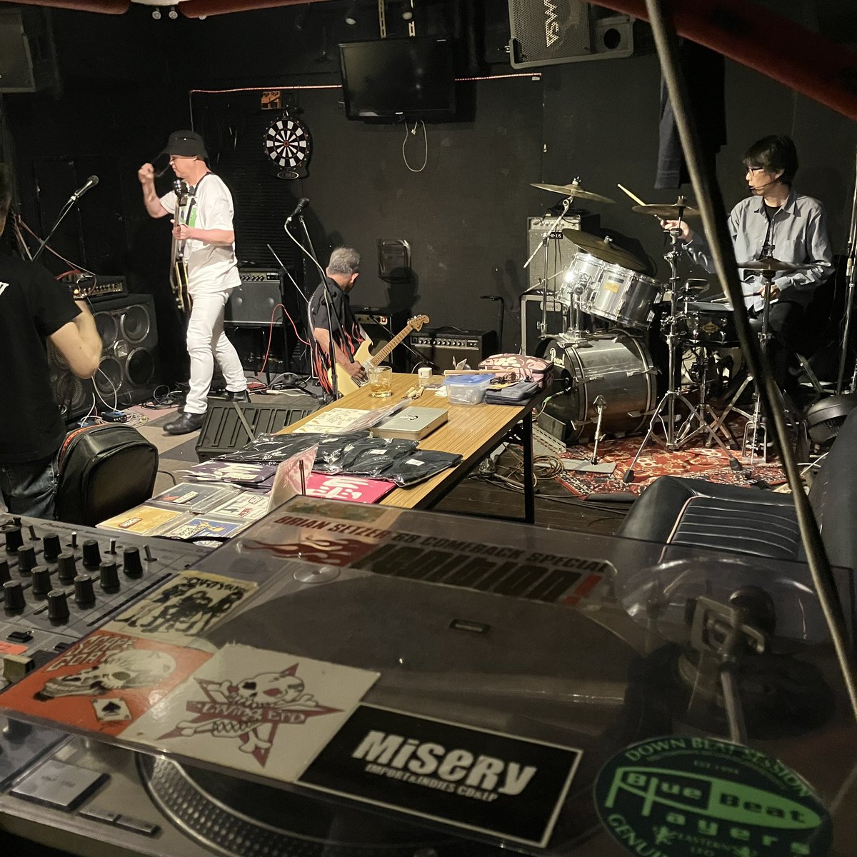 num220's tweet photo. 本日、久しぶりのバンド・ライブでございます。
絶賛リハーサル中です。
#GSPOTS
#実はバンドが本業
#音魂 https://t.co/xrkZWlcxo9