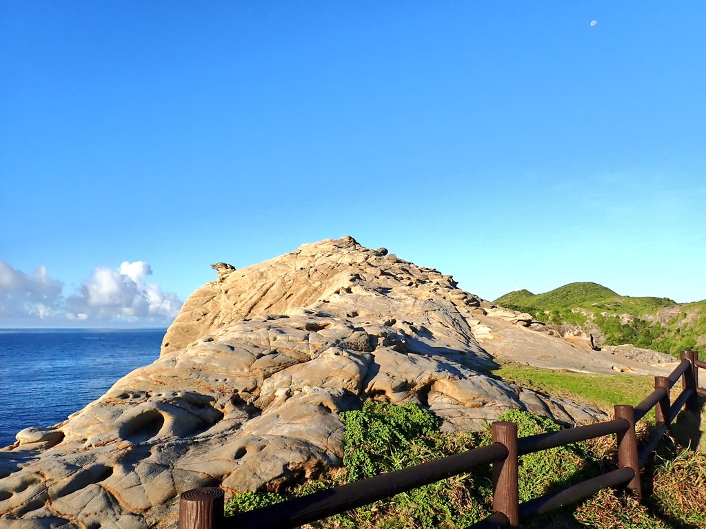 junk0321's tweet photo. 渡嘉敷島の南端、阿波連岬へ。見晴らしよく絶景ではあるんだけど、慶良間諸島の他の島はあまり見れない。
ウン島の阿波連岬灯台が見れた。

暑い。知ってたけど、島の起伏がかなりエグい。体力無いくせに自転車で来たことをかなり後悔した。原付借りればよかった。 https://t.co/d5gaor9jOQ