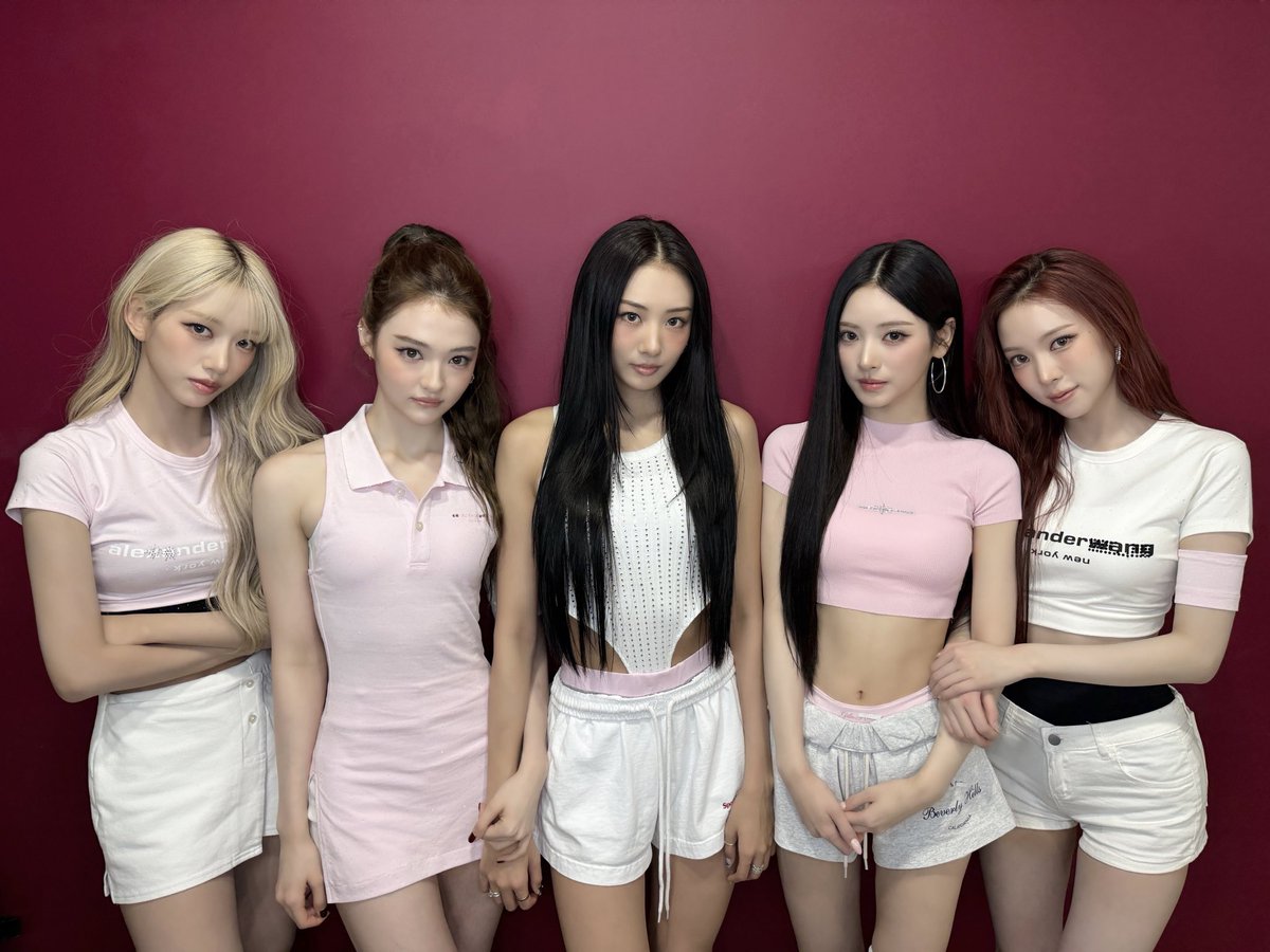 MEOVV_talk's tweet photo. [📸] 260704 #MENOVV

MBC 쇼! 음악중심 🌸💖🎀

#MEOVV #미야오
#BITENOW
#THEBLACKLABEL #더블랙레이블 https://t.co/vS7X2zE6Uf