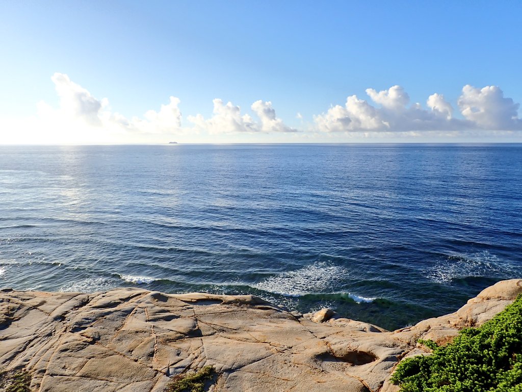 junk0321's tweet photo. 渡嘉敷島の南端、阿波連岬へ。見晴らしよく絶景ではあるんだけど、慶良間諸島の他の島はあまり見れない。
ウン島の阿波連岬灯台が見れた。

暑い。知ってたけど、島の起伏がかなりエグい。体力無いくせに自転車で来たことをかなり後悔した。原付借りればよかった。 https://t.co/d5gaor9jOQ