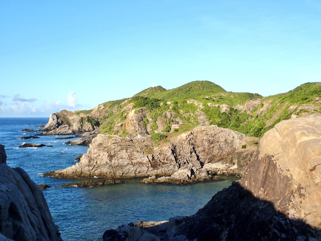 junk0321's tweet photo. 渡嘉敷島の南端、阿波連岬へ。見晴らしよく絶景ではあるんだけど、慶良間諸島の他の島はあまり見れない。
ウン島の阿波連岬灯台が見れた。

暑い。知ってたけど、島の起伏がかなりエグい。体力無いくせに自転車で来たことをかなり後悔した。原付借りればよかった。 https://t.co/d5gaor9jOQ