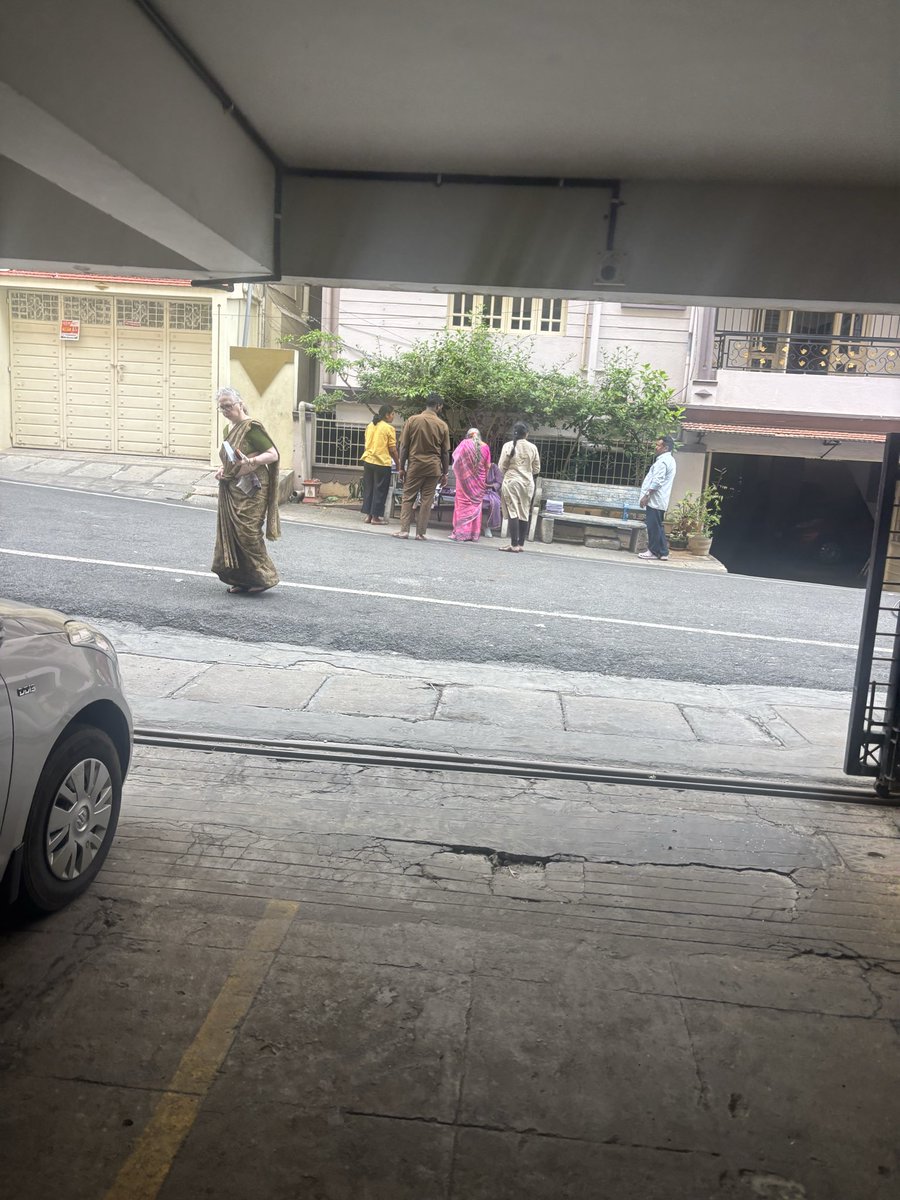 manjunatraj's tweet photo. This is same scene at Padmanabha Nagar https://t.co/Dg0kYXwRRX