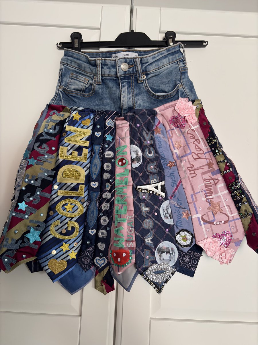 lhhsbsf's tweet photo. Hi @hshq! My skirt went all the way back from Poland, so my outfit is quite ready, there’s one thing missing… a camera. I’m willing to take a lot of photos and dance! This would be an honour to catch all those beautiful memories <3 ofc I’m having standing tickets :) https://t.co/TXO09rEkaJ